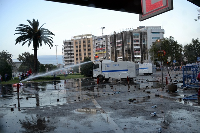 izir-gazlar-altinda (6)