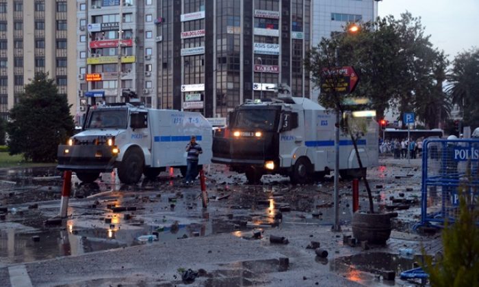 İzmir Karıştı: Ve İzmir Gazlar Altında