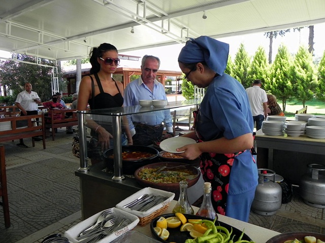 EBRU SERTBAY KILO ALMAMAK IÇIN YEMEK SEÇIYOR DHA VEYSEL EROL