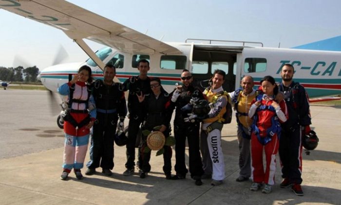 Selçuk Semaları Paraşütlerle Şenlendi