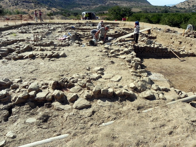 ÇUKUR IÇI HOYUK BULGULARI ERKEN TUNÇ ÇAGI BOLUMU DHA VEYSEL EROL