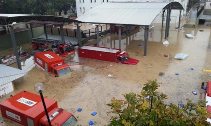 İzmirlileri Selden Kurtaracak Aks Merkezini de Su Bastı