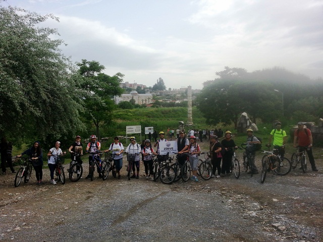 Bisikletçiler Artemis Kutsal Yolunda