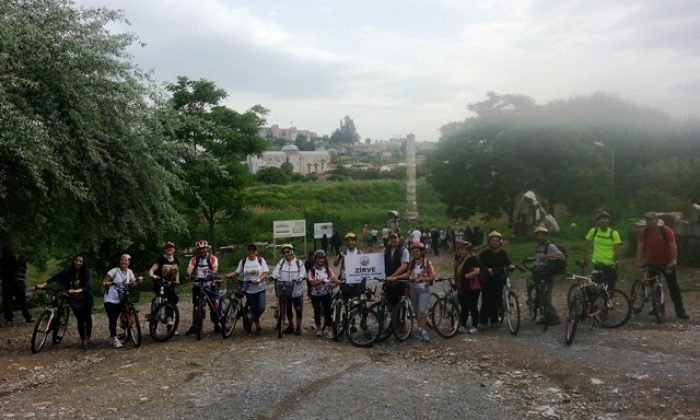 Bisikletçiler Artemis Kutsal Yolunda