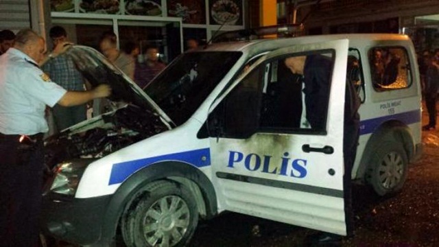 İzmir'de Lice gösterisinde polis aracı yakıldı