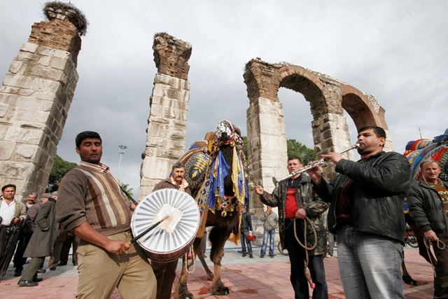 SELCUK-EFES-DEVE-GURESI (1)