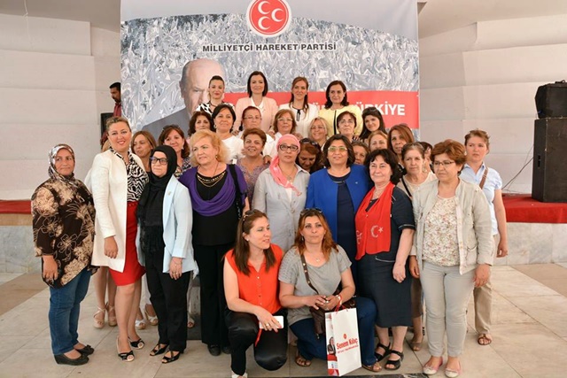 İzmirli kadınlardan MHP’ye büyük ilgi (1)