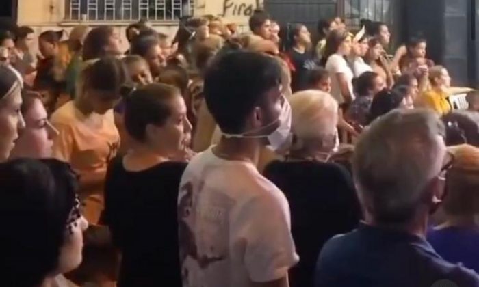 İzmir’de akılalmaz görüntüler! Sadece bir kişi maske taktı
