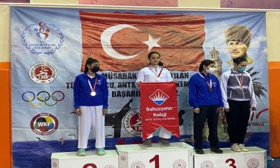 Karatede Şampiyonluk Yine Bahçeşehir Koleji İzmir Güney Kampüsü’ne
