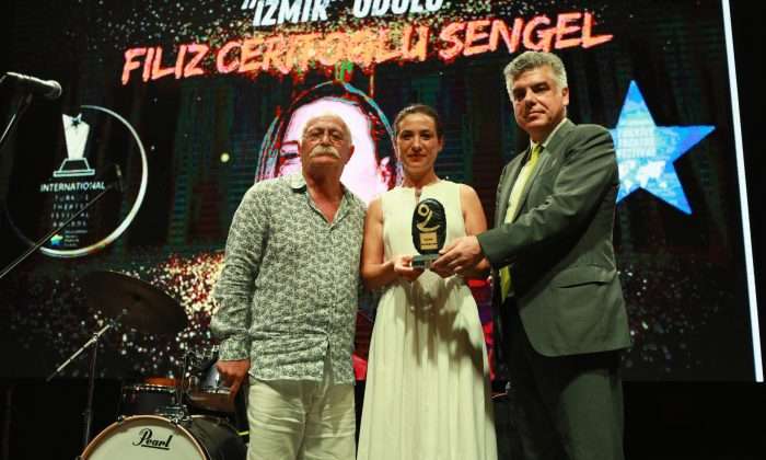 EFES SELÇUK TİYATRO İLE BULUŞTU: SANATLA, BARIŞLA, KARDEŞÇE VE DOSTÇA GELECEĞE ADIM ATMAYA DEVAM EDECEĞİZ