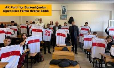 AK Parti İlçe Başkanlığından Öğrencilere Forma Hediye Edildi