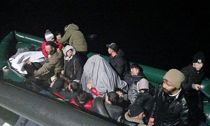 Selçuk Pamucak Açıklarında 27 düzensiz göçmen sağ olarak Kurtarıldı