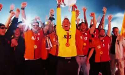 Galatasaray şampiyonluk kupasını kaldırdı