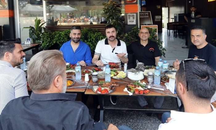 Sanatçı Hüseyin Tatlı Selçuk’ta Kirvesiyle Buluştu
