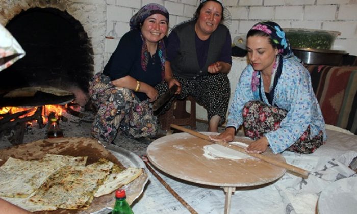 Başkan Sengel, kadınlarla gözleme açtı