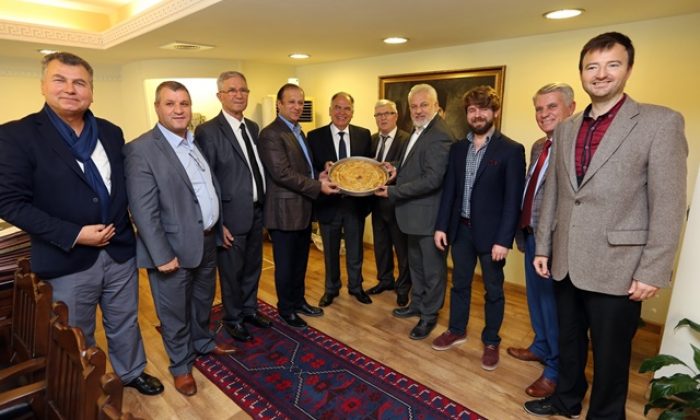 Başkan Bakıcı’ya Boşnak Böreği ile ziyaret